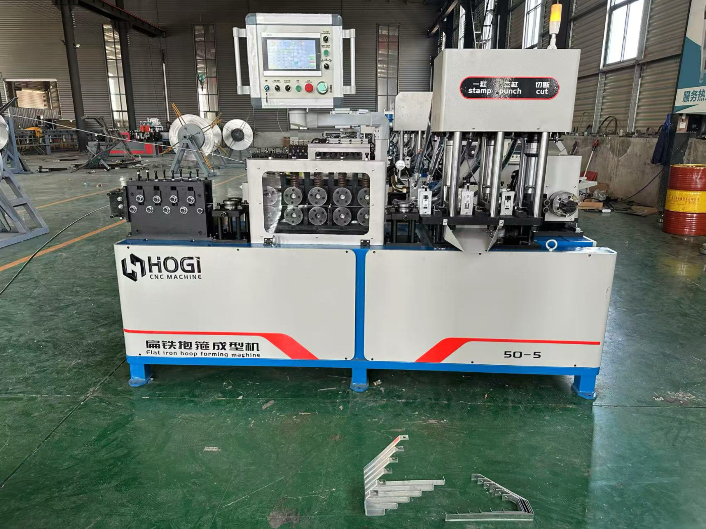 HOGI The working principle of flat iron hoop forming machine is to bend the flat iron material into the desired hoop shape through feeding, bending and control system operation